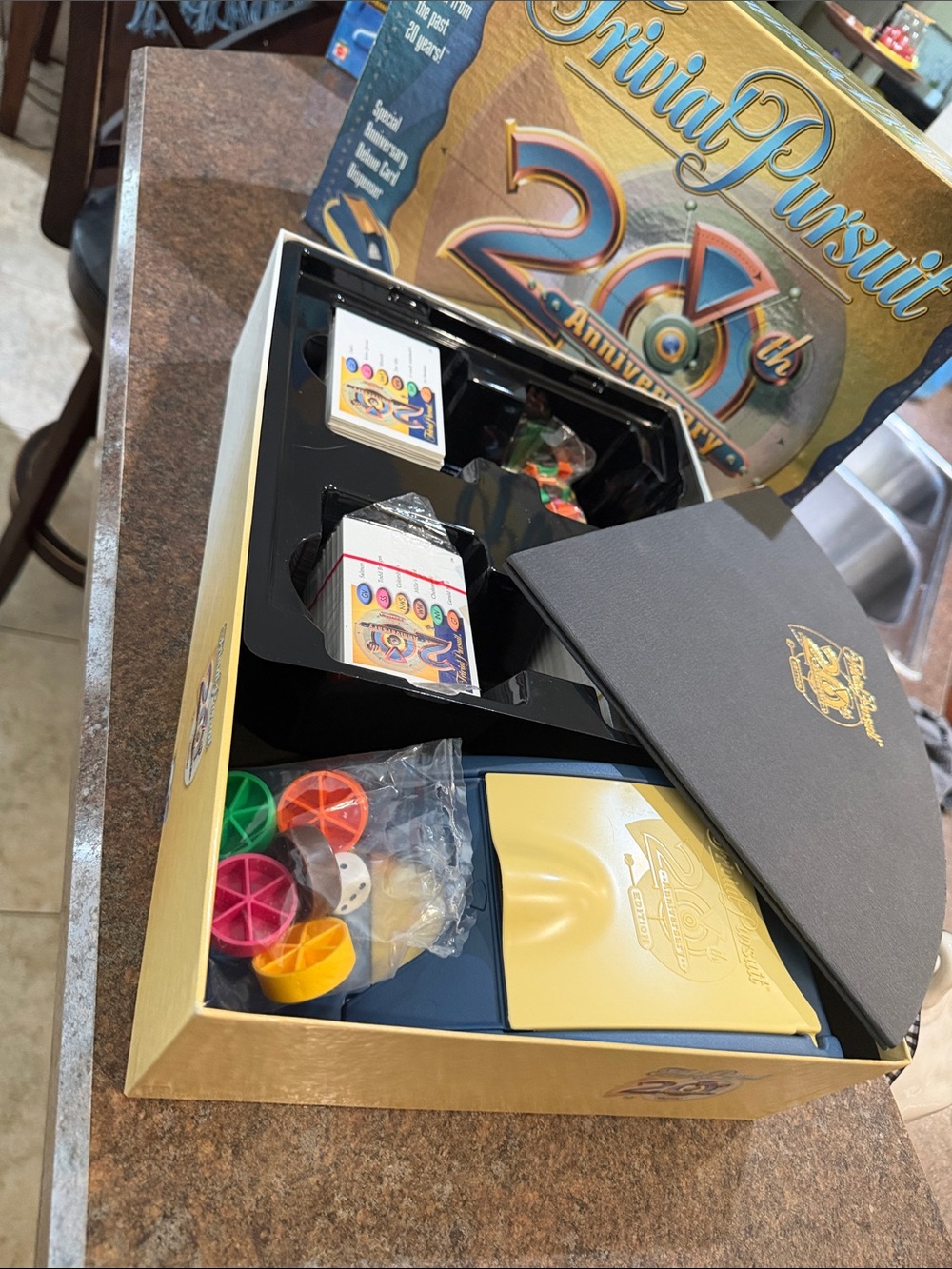 Trivial Pursuit 20th Anniversary USA 1982-2002 Trivia  like new